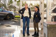 Navy CIS: Hawaii – Kate Whistler (Tori Anderson, l.); Lucy Tara (Yasmine Al-Bustami, r.)