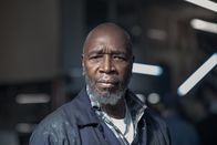 Detective Grace – Was weiß Werkstatt-Besitzer Malcolm Charles (Leon Herbert) über den blauen Pick-up, der beim Unfall leicht beschädigt wurde?