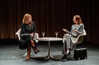 Alice – Alice (Nina Gummich) und Esther Vilar (Katharina Schüttler) im TV-Duell.