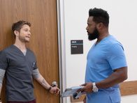 Atlanta Medical – "Atlanta Medical", "Unterschätze niemals den Raptor!." Um die Bilanz des Krankenhauses wieder aufzubessern, haben Dr. Bell und Marshall unterschiedliche Strategien entwickelt. Während Dr. Bell mit anderen Einrichtungen vermehrt zusammenarbeiten will, findet Marshall diese Idee unsinnig. Erneut geraten die beiden aneinander. Währenddessen versuchen Nic und Conrad einem glücklichen Ehepaar zu helfen, das mit mysteriösen Symptomen eingeliefert wurde. Conrad ahnt nicht, dass die Mitarbeiter planen, sein dreijähriges Jubiläum zu feiern.Im Bild (v.li.9: Matt Czuchry (Dr. Conrad Hawkins), Malcolm-Jamal Warner (Dr. AJ Austin).