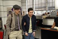 The Goldbergs – v.li.: Professor Ron Isaacson (Jon Sklaroff), Geoff Schwartz (Sam Lerner).