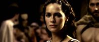 300 – Während ihr Mann im Krieg ist, versucht Königin Gorgo (Lena Headey) den Senat zu überzeugen, ihn mit der Armee zu unterstützen und ebenfalls für die Freiheit Spartas zu kämpfen. Doch Senator Theron ist nur an einem interessiert: Er macht der Königin ein unmoralisches Angebot ...