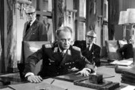 Des Teufels General – Um seine eigene Haut zu retten, wirft Mohrungen (Karl Ludwig Diehl, li.) Harras (Curd Jürgens, Mi.) bei der Sitzung des Fliegerministeriums Sabotage vor.