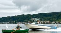 WaPo Bodensee – Emma Rau (Emma Preisendanz, r.) kann bei ihrer Amokfahrt gerade noch einem Fischerboot ausweichen.