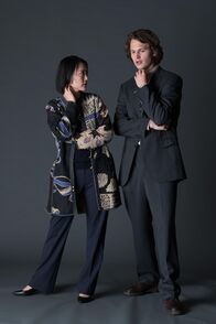 Tokyo Vice – Eimi (Rinko Kikuchi, l.); Jake Adelstein (Ansel Elgort, r.)