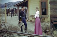 Der schwarze Sergeant – Mary Beecher (Constance Towers) verteidigt Sergeant Rutledge vor Lieutenant Tom Cantrell (Jeffrey Hunter), nachdem Rutledge ihr das Leben gerettet hat.