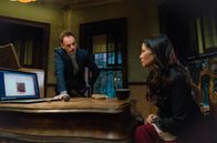 Elementary – Emil Kurtz, ein Mitarbeiter von Holmes' Vater wurde ermordet. Holmes (Jonny Lee Miller, l.) und Watson (Lucy Liu, r.) glauben, dass Morland dahinter steckt, haben jedoch Probleme damit, Beweise zu finden ...