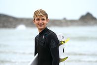 Alex Rider – Nach den Ereignissen der Vergangenheit soll Alex (Otto Farrant) wieder das normale Leben eines Teenagers leben. Doch das Geschehene lässt ihn nicht los.