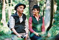 Edel & Starck – Sandra (Rebecca Immanuel, r.) hat durch ihr Fernglas einen kapitalen Hirsch entdeckt. Felix (Christoph M. Ohrt, l.) dagegen sucht vergebens, das Tier ist im Dickicht verschwunden ...