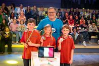 1, 2 oder 3 – Das rote Rateteam aus Brüssel/Belgien freut sich über viele spannende Erfahrungen bei "1, 2 oder 3".