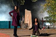 Sleepy Hollow – Diana (Janina Gavankar, l.); Jenny (Lyndie Greenwood, r.)