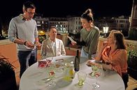 Donna Leon – Brunetti (Uwe Kockisch) zeigt seinem Sohn Raffi (Patrick Diemling, li.), seiner Tochter Chiara (Laura Syniawa) und seiner Frau Paola (Julia Jäger, re.) alte Fotos seines Vaters.