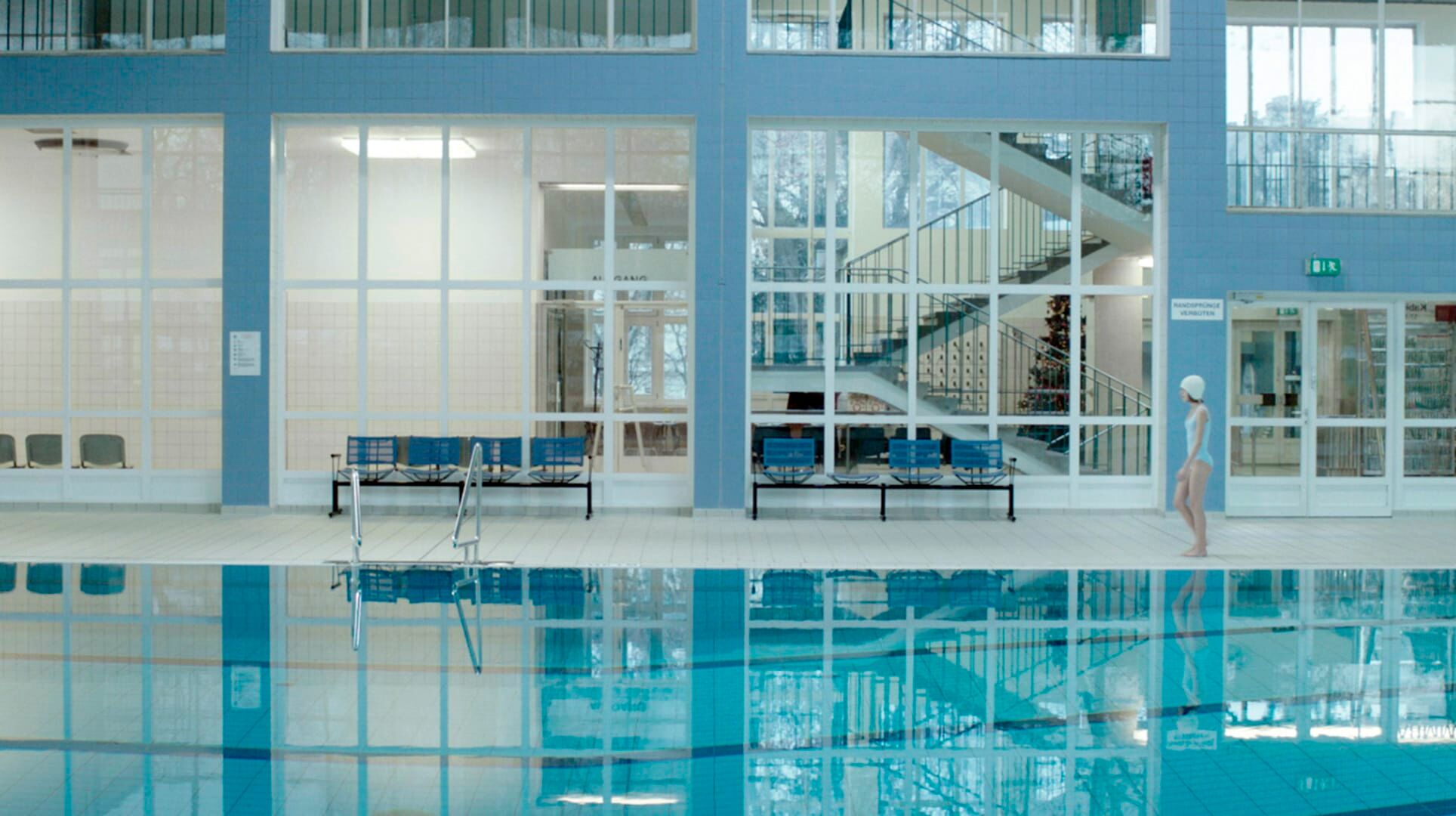 Nelly – Nelly (Antonella Lenauer) im Schwimmbad.