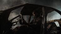 Twisted Metal – John (Anthony Mackie) verabschiedet sich von Evelyn – ein Abschied, der mehr bedeutet als Worte sagen können.