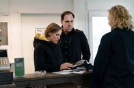 Jackpot – Weil Henning Karoske (Thomas Loibl) die Geldtasche wieder haben will, die ihm geklaut wurde, zwingt er Evi (Annika Meier, links), ihr Auto auszulösen. Maren (Rosalie Thomass, rechts) versucht, sich nicht anmerken zu lassen, dass sie ahnt, worum es ihm geht ...