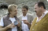 Die Rosenheim-Cops – Nur mühsam können die Cops Korbinian Hofer (Joseph Hannesschläger, r.) und Christian Lind (Tom Mikulla, M.) Michi Mohr (Max Müller, l.) davon überzeugen, dass nicht jede Scherbe gleich auf eine Römersiedlung schließen lässt.