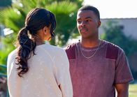 All American – Greta Onieogou (Layla Keating), Daniel Ezra (Spencer James). Foto: ORF/PRO7/Warner/The CW/Tina Thorpe. Veröffentlichung honorarfrei nur für redaktionelle Berichterstattung in Sendungszusammenhang und mit Copyrightangabe. Kontakt: foto@orf.at