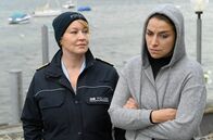 WaPo Bodensee – Nele Fehrenbach (Floriane Daniel, l.) befragt die Kellnerin Lena Teuber (Jaëla Probst, r.) zu den Geschehnissen im Restaurant.