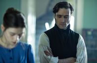 The Frankenstein Chronicles – Flora (Eloise Smyth, l.) und Lord Daniel Hervey (Ed Stoppard, r.).