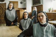 Tatort – L-r: Schwester Barbara (Corinna Harfouch), Schwester Klara (Constanze Becker), Schwester Antonia (Maresi Riegner) und Schwester Jacoba (Petra Hartung) werden über die Ergebnisse der Ermittlungen in Kenntnis gesetzt.