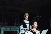 The Favourite - Intrigen und Irrsinn – Abigail (Emma Stone, l.); Königin Anne (Olivia Colman, r.)