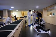 SOKO Stuttgart – Wer hat den Museumsdirektor des StadtPalais erschlagen? Dr. Benedikt Förster (Florian Wünsche, 3.v.l.), Jan Arnaud (Mike Zaka Sommerfeldt, 4.v.l.) sowie die Kommissarinnen Martina Seiffert (Astrid M. Fünderich, r.) und Nele Becker (Nina Siewert, 2.v.r.) ermitteln am Tatort. Hat die Sammlungsleiterin, Jutta Bruckner (Rosa Enskat, 2.v.l.), irgendetwas gesehen?