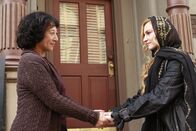 Desperate Housewives – Angie (Drea de Matteo, r.) und Gabrielle reisen nach New York, um dort nach Ana und Danny zu suchen. Bei Angies Mutter Rose (Suzanne Costallos, l.) werden sie fündig ...