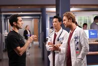 Chicago Med – Experten-Runde: Dominic Rains als Dr. Crockett Marcel, Ivan Shaw als Dr. Justin Lieu, Nick Gehlfuss als Dr. Will Halstead