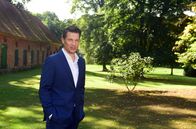 Rote Rosen – ARD ROTE ROSEN, Telenovela, 18. Staffel mit neuen Folgen ab (13.10.20), montags bis freitags um 14.10 Uhr im Ersten. Weiterhin dabei im Hauptcast: Wolfram Grandezka als Gregor Pasch.