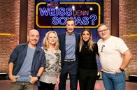 Wer weiß denn sowas? – Moderator Kai Pflaume (M.) und seine Rateteam-Kapitäne Bernhard Hoëcker (l.) und Elton (r.) begrüßen in dieser Sendung die Schlagersängerin Nicole (2.v.l.) und die Rapperin Sabrina Setlur (2.v.r.).