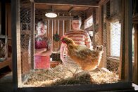 Young Sheldon – Missy (Raegan Revord, l.); Billy (Wyatt McClure, r.)
