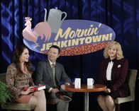 The Goldbergs – v.li.: Lizzie (Stephanie Maura Sanchez), Matt (Shannon McClung), Beverly Goldberg (Wendi McLendon-Covey).