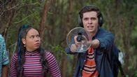 Rock Islands Rätsel – Lila Gray (Izellah Connelly), Ellis Grouch (Ryan Yeates)