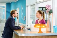 Bettys Diagnose – Betty (Bettina Lamprecht) gerät aufgrund seiner Sparmaßnahmen erneut mit Jan Petersen (Matthias Ziesing) aneinander. Er kann ihren Ärger jedoch nicht verstehen.