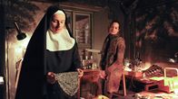 Unter anderen Umständen – Jana (Natalia Wörner, r.) sucht das Gespräch zu Schwester Benedicta (Annett Renneberg, l.).