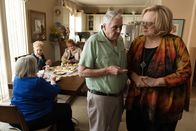 Baskets – (v.l.n.r.) Wanda (Julie Ariola); Nan (Darcy Shean); Maggie (Maree Cheatham); Eddie (Ernest Adams); Christine Baskets (Louie Anderson)