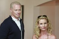 Desperate Housewives – Edie (Nicolette Sheridan, r.) taucht mit einem geheimnisvollen neuen Ehemann (Neal McDonough, l.) in der Wisteria Lane auf, der Edies Grobheiten abmildert und sich überall beliebt macht ...