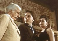 Diagnose: Mord – Dr. Sloan (Dick Van Dyke, l.) und Jack (Scott Baio, M.) reißen sich um einen Tanz mit der schönen Moriah (Julie Carmen, r.).