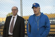 The Goldbergs – (v.li.) Stephen Tobolowsky (Direktor Ball), Clancy Brown (Mr. Crosby).