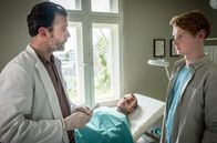 Praxis mit Meerblick – Dr. Hannes Stresow (Benjamin Grüter) spricht Kai (Lukas Zumbrock) wegen der Verletzung von Yegor (Eugen Knecht) ins Gewissen.