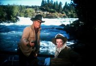 Mit Dynamit und frommen Sprüchen – Die lange Zeit, die sie unfreiwillig miteinander verbringen und in der sie oft in lebensgefährliche Situationen geraten, führt zu einem besseren Verständnis zwischen Rooster (John Wayne) und Eula (Katharine Hepburn).
