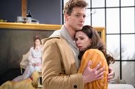 Sturm der Liebe – Henry (Patrick Dollmann, l.) tröstet die völlig aufgelöste Denise (Helen Barke, r.).