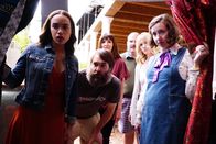 The Last Man on Earth – L-R: Todd (Mel Rodriguez), Jasper (Keith L. Williams), Melissa (January Jones), Carol (Kristen Schaal), Phil (Will Forte), Erica (Cleopatra Coleman) und Gail (Mary Steenburgen)