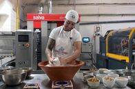 Küchen der Welt – Koch João Rodrigues bereitet den traditionsreichen madeirischen Zuckerrohr-Kuchen Bolo de mel zu.
