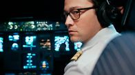 Code 7500 – Kopilot Tobias Ellis (Joseph Gordon-Levitt) kann bei Start des Flugzeugs nicht ahnen, was bei diesem Flug auf ihn zukommen wird.