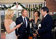 Rote Rosen – ARD ROTE ROSEN FOLGE 1200 Uhr im ERSTEN. Hochzeit: Merle (Anja Franke, 2.v.r.) und Gunter (Hermann Toelcke, r.) überreichen dem überraschten Brautpaar Katja (Saskia Valencia, l.) und Philipp (Thorsten Nindel, 2.v.l.) ihr Hochzeitsgeschenk.