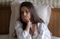 Velvet – Isabel (Angela Molina) fühlt sich im Haus ihres Sohnes Alberto gut aufgenommen.
