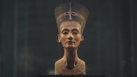 Legendäre Pharaonen – Echnatons Große Königliche Gemahlin Nofretete übt an der Seite des Pharaos selbst große Macht aus.