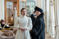 Davos 1917 – v.li.: Johanna Gabathuler (Dominique Devenport) und Gräfin Ilse Von Hausner (Jeanette Hain)