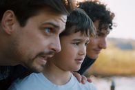 Neumatt – Fast eine Familie, l-r: Julian Koechlin als Michi Wyss, Cody Markzoll als Luca Boveri, Nicola Perot als Döme Boveri